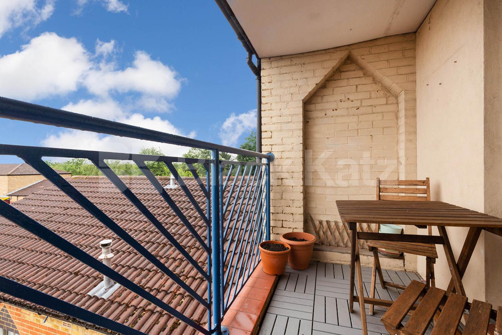  large one double bedroom flat set on top floor a private purpose built block Warltersville Road, Archway / Crouch Hill